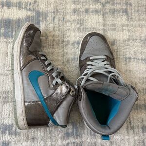 Vintage Nike Men’s High-Top Athletic Shoes Gray with Teal Swoosh